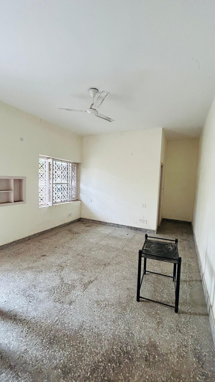 Room, sector 21a 5 Bedroom 500 Sq.Yd. Villa In Sector 21a Faridabad 8979720