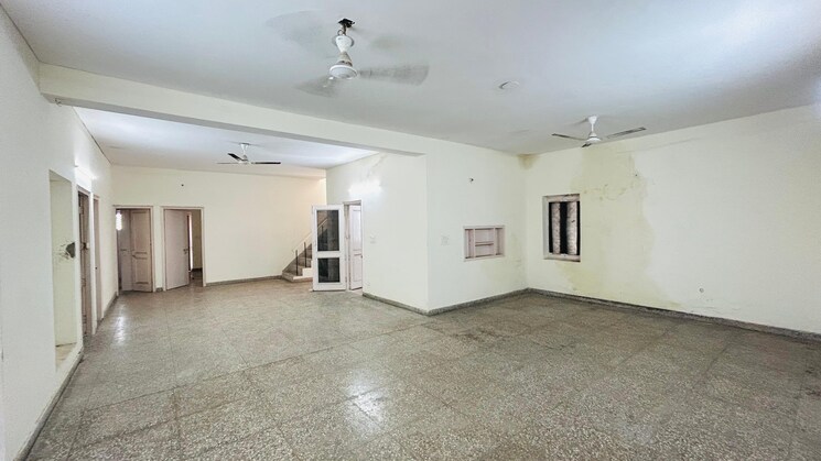 Room, sector 21a 5 Bedroom 500 Sq.Yd. Villa In Sector 21a Faridabad 8979720