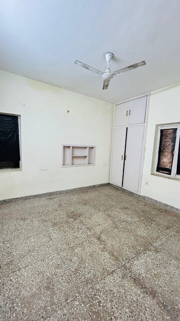 Room in 5 BHK Villa at Sector 21a – for Rent