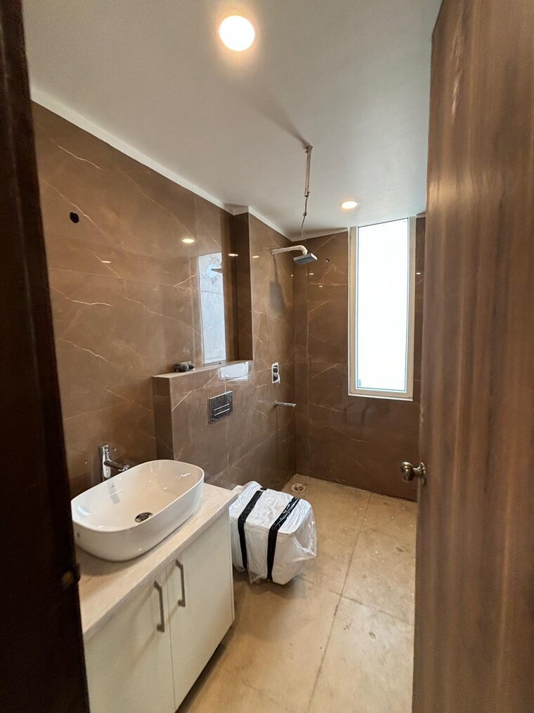 Bathroom, unitech-south-city-1 3 Bedroom 275 Sq.Yd. Builder Floor In South City 1 Gurgaon 8979722
