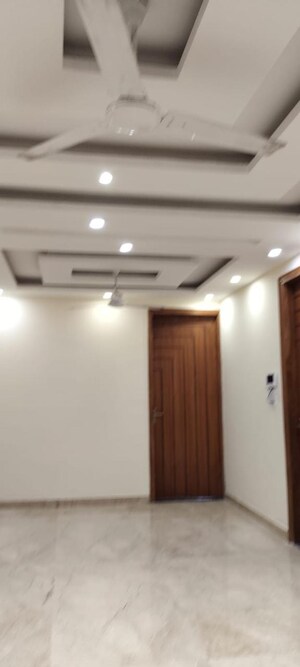 Building Lobby in 3 BHK Builder Floor at Unitech South City 1, South City 1 – for Sale