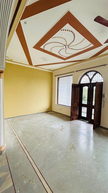 Room in 3 BHK Builder Floor at Sector 21d – for Rent