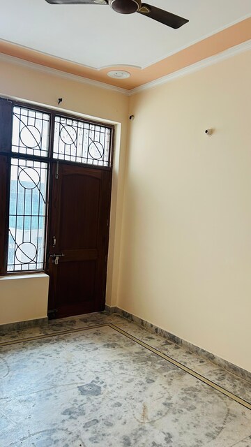 Room in 3 BHK Builder Floor at Sector 21d – for Rent