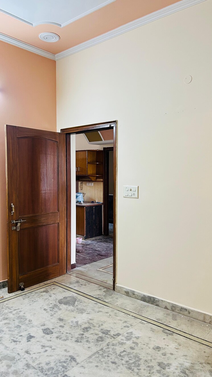 Room, sector 21d 3 Bedroom 250 Sq.Yd. Builder Floor In Sector 21d Faridabad 8979765