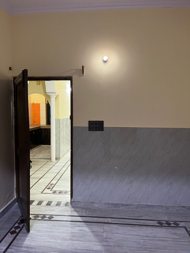 Room, sector 46 2 Bedroom 162 Sq.Mt. Independent House In Sector 46 Noida 8979790