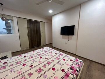 Bedroom in 4 BHK Apartment at Courtyard by Narang Realty and The Wadhwa Group, Pokhran Road No Two – for Rent