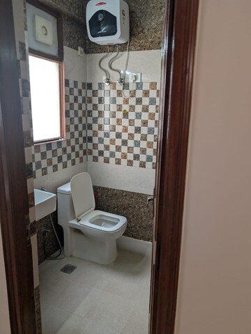 Bathroom in 4 BHK Builder Floor at Ardee City, Sector 52 – for Rent