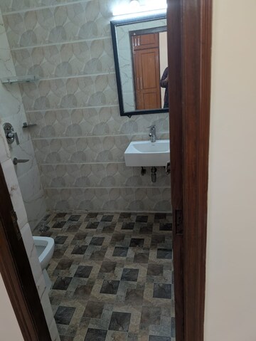 Bathroom in 4 BHK Builder Floor at Ardee City, Sector 52 – for Rent