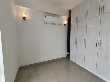 Room in 3 BHK Apartment at Emaar Emerald Estate, Sector 65 – for Rent
