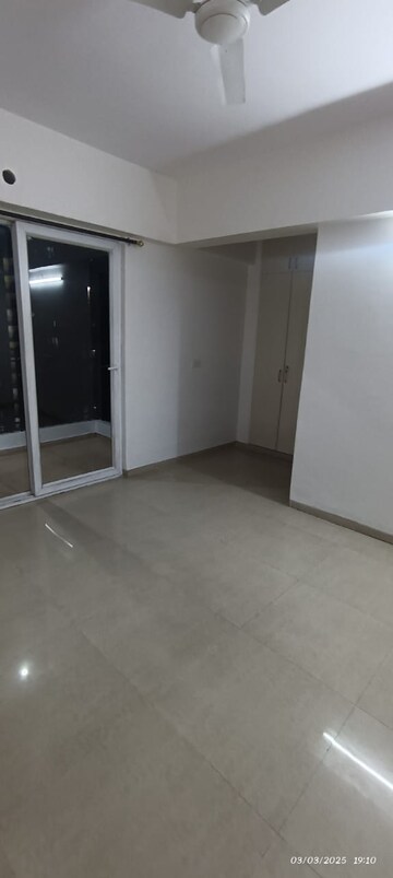 Room in 2 BHK Apartment at Nirala Estate, Tech Zone 4 Greater Noida – for Rent