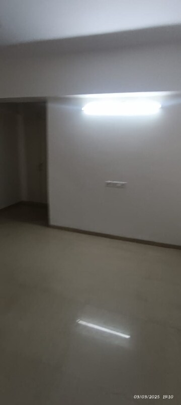 Room in 2 BHK Apartment at Nirala Estate, Tech Zone 4 Greater Noida – for Rent