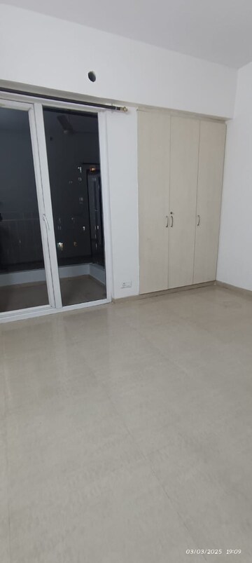 Room in 2 BHK Apartment at Nirala Estate, Tech Zone 4 Greater Noida – for Rent