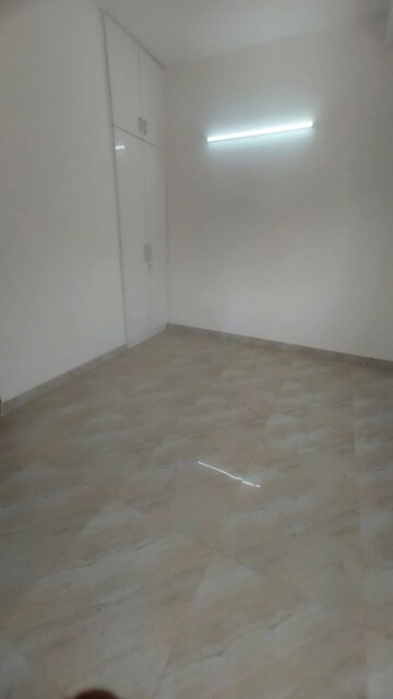 Room in 4 BHK Apartment at Saket – for Sale