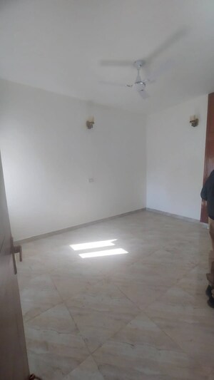 Room in 4 BHK Apartment at Saket – for Sale
