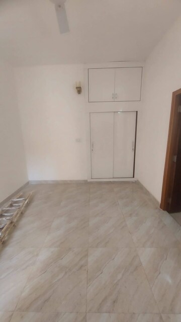 Room in 4 BHK Apartment at Saket – for Rent