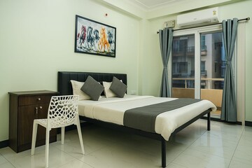 Bedroom in 2 BHK Builder Floor at Mahmoorganj – for Rent