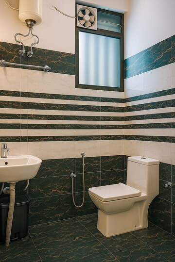 Attached Bathroom in 2 BHK Builder Floor at Mahmoorganj – for Rent