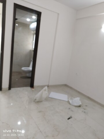 Room in 2.5 BHK Builder Floor at Smart World Gems, Sector 89 – for Rent