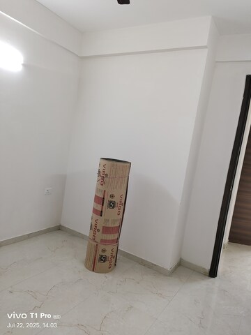 Room in 2.5 BHK Builder Floor at Smart World Gems, Sector 89 – for Rent