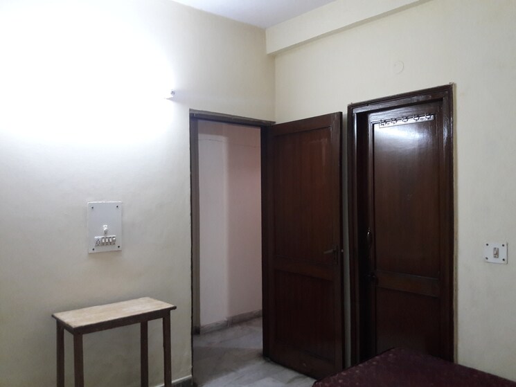 Room, shivalik colony 3 Bedroom 1800 Sq.Ft. Builder Floor In Shivalik Colony Delhi 8980486