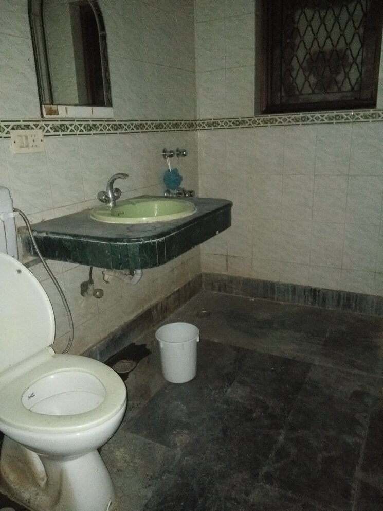 Bathroom, shivalik colony 3 Bedroom 1800 Sq.Ft. Builder Floor In Shivalik Colony Delhi 8980541