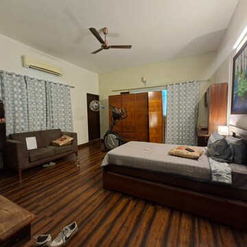 Bedroom in 6 BHK Apartment at Sector 35 – for Rent