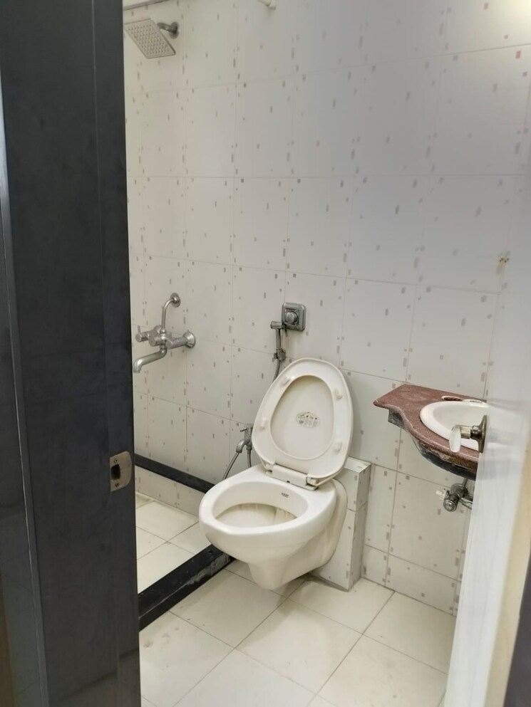 Attached Bathroom, matunga west 3 Bedroom 1000 Sq.Ft. Apartment In Matunga West Mumbai 8980817