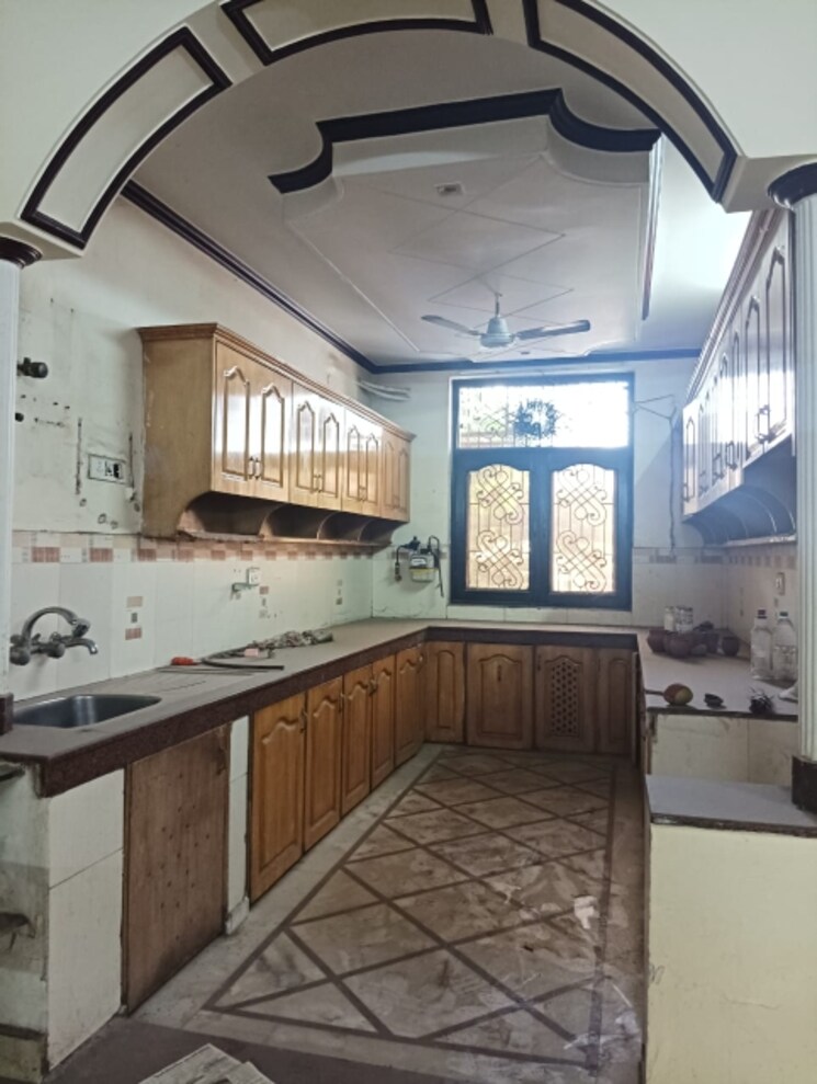 Kitchen, krishna nagar 4 Bedroom 261 Sq.Yd. Builder Floor In Krishna Nagar Delhi 8980833