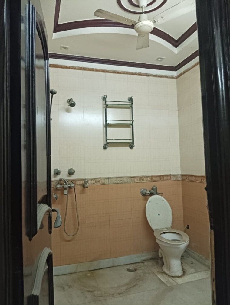 Bathroom, krishna nagar 4 Bedroom 261 Sq.Yd. Builder Floor In Krishna Nagar Delhi 8980833