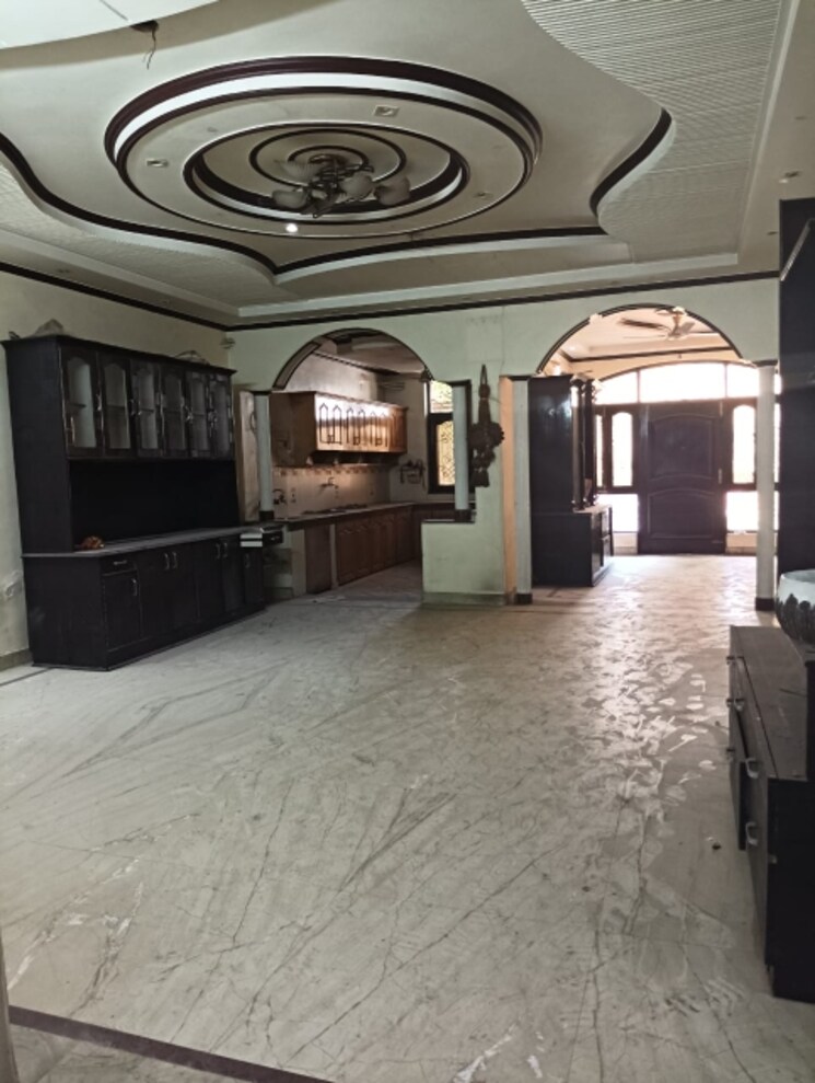  Parking, krishna nagar 4 Bedroom 261 Sq.Yd. Builder Floor In Krishna Nagar Delhi 8980833