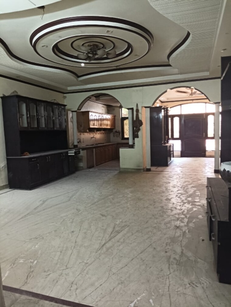  Parking, krishna nagar 4 Bedroom 261 Sq.Yd. Builder Floor In Krishna Nagar Delhi 8980833