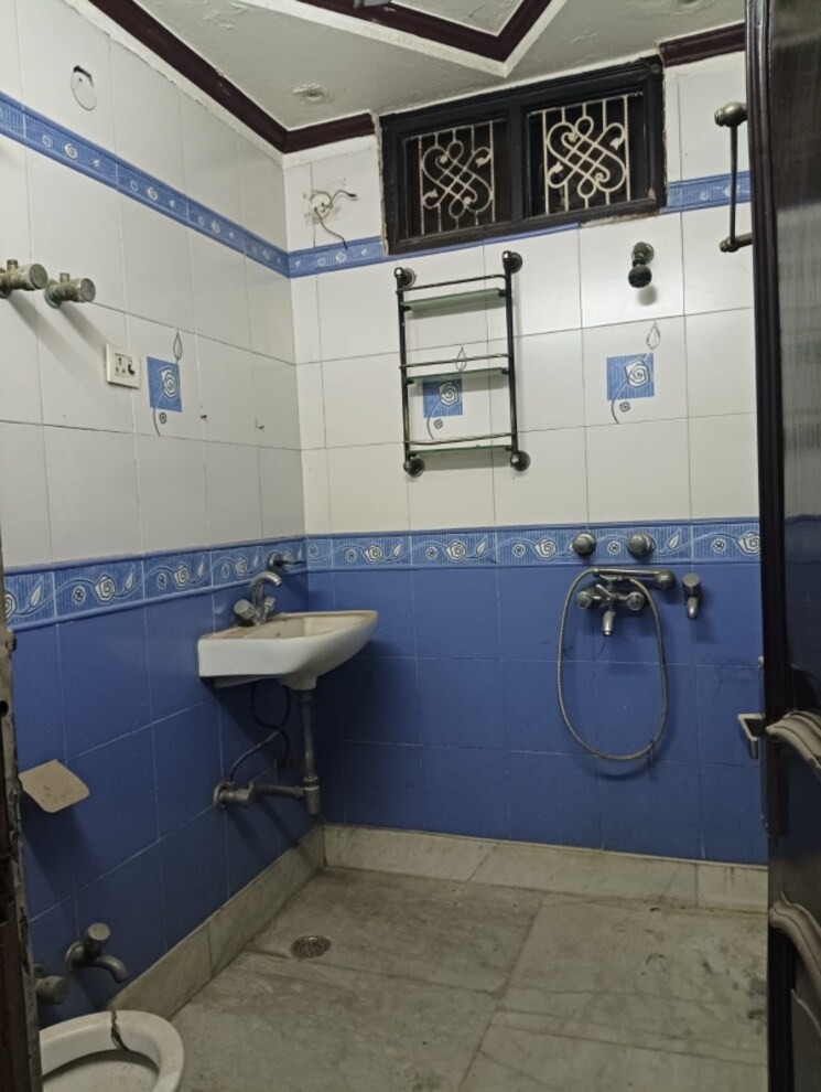 Attached Bathroom, krishna nagar 4 Bedroom 261 Sq.Yd. Builder Floor In Krishna Nagar Delhi 8980833