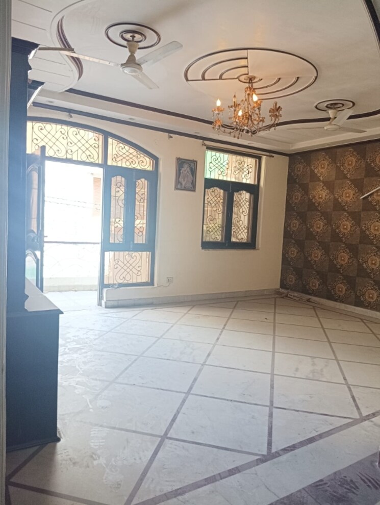Room, krishna nagar 4 Bedroom 261 Sq.Yd. Builder Floor In Krishna Nagar Delhi 8980833