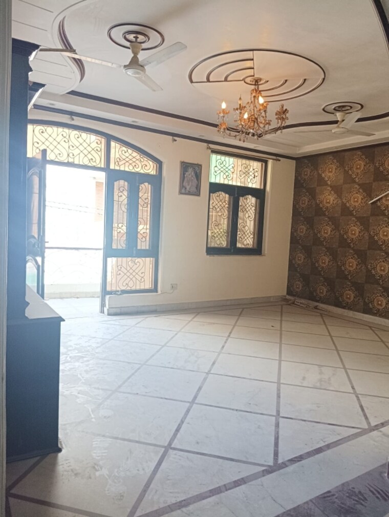 Room, krishna nagar 4 Bedroom 261 Sq.Yd. Builder Floor In Krishna Nagar Delhi 8980833