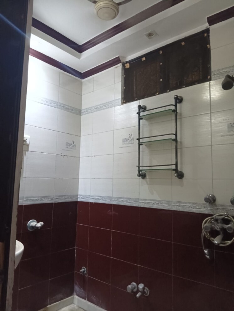 Kitchen, krishna nagar 4 Bedroom 261 Sq.Yd. Builder Floor In Krishna Nagar Delhi 8980833