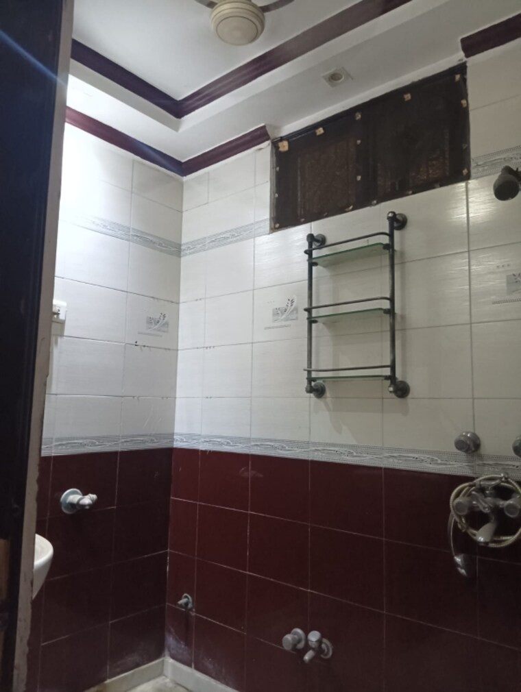 Kitchen, krishna nagar 4 Bedroom 261 Sq.Yd. Builder Floor In Krishna Nagar Delhi 8980833