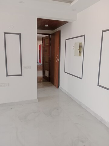 Room in 3 BHK Apartment at Ansals Sushant City – for Rent