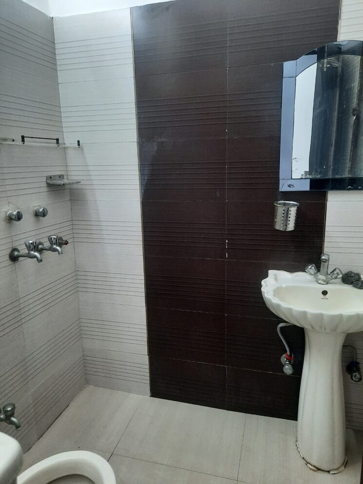 Bathroom, east-of-kailash-block-b-rwa 1 RK 550 Sq.Ft. Builder Floor In East Of Kailash Delhi 8980996