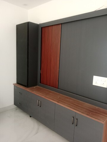 Room in 3 BHK Apartment at Ansals Sushant City – for Rent