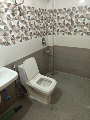 Bathroom in 4 BHK Apartment at Emerald Green, Sector 52 – for Rent
