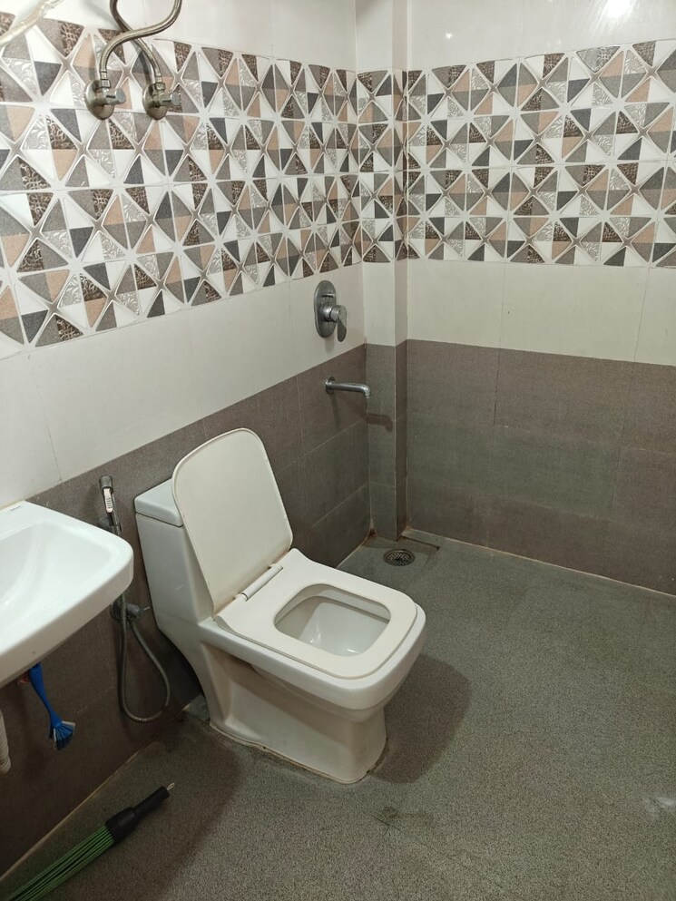 Bathroom, emerald-green 4 Bedroom 2950 Sq.Ft. Apartment In Sector 52 Gurgaon 8981046