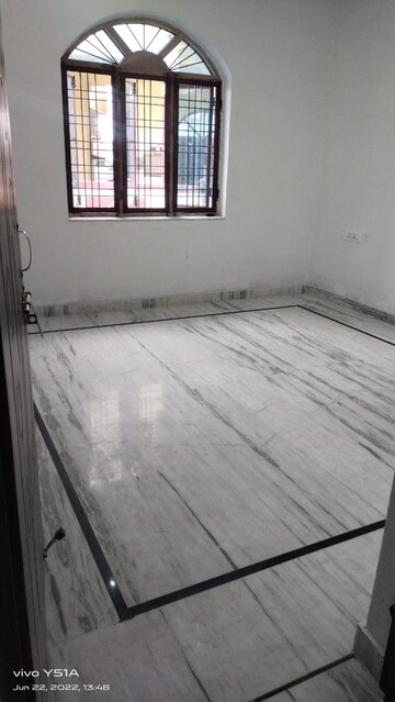 Room in 1.5 BHK Builder Floor at Thakurpur – for Rent
