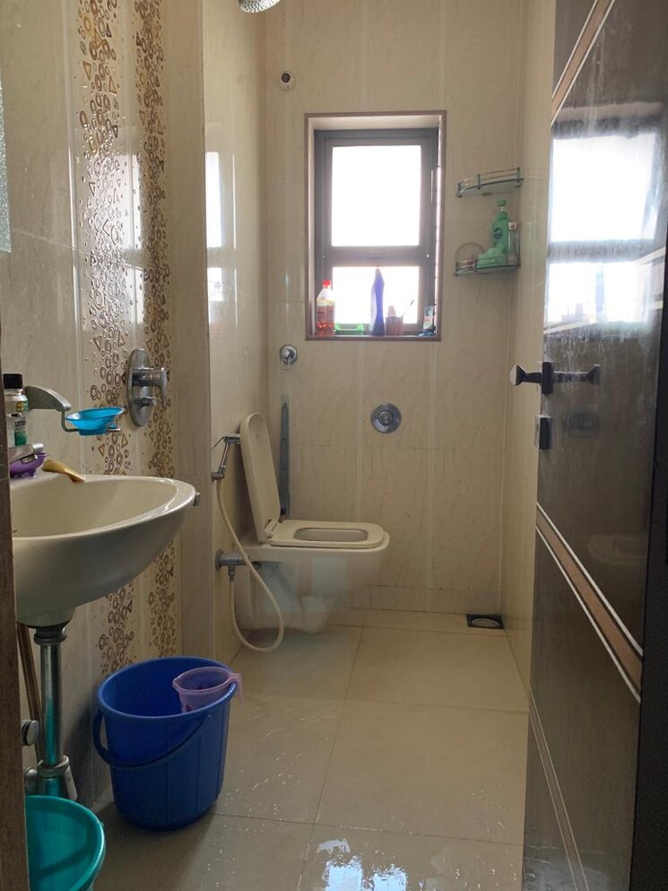 Bathroom, k-raheja-vihar 2 Bedroom 780 Sq.Ft. Apartment In Powai Mumbai 8981152