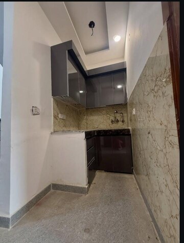 Kitchen in 2.5 BHK Builder Floor at Sector 33 – for Rent