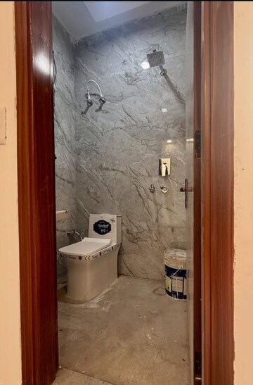 Bathroom in 2.5 BHK Builder Floor at Sector 33 – for Rent