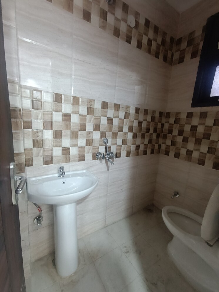 Bathroom, govindpuri 3 Bedroom 900 Sq.Ft. Builder Floor In Govindpuri Delhi 8981264