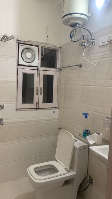 Bathroom in 1 BHK Builder Floor at DLF City Phase V, Dlf Phase V – for Rent