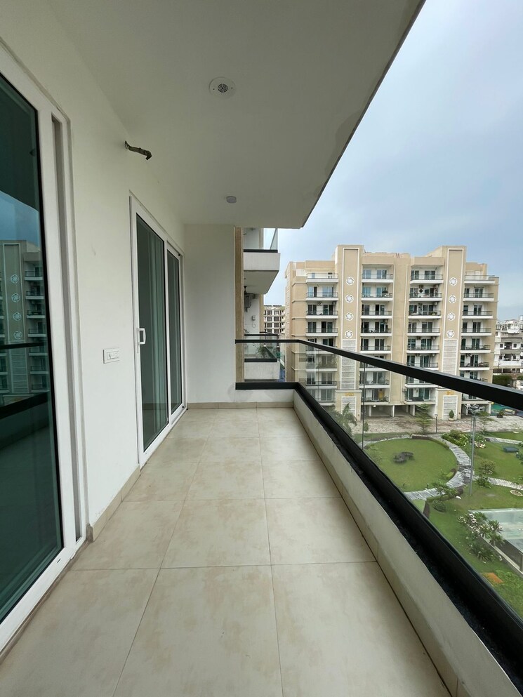 Balcony, vip road 3 Bedroom 1700 Sq.Ft. Apartment In Vip Road Zirakpur 8981460