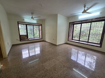 2 BHK Apartment For Rent in Khar West