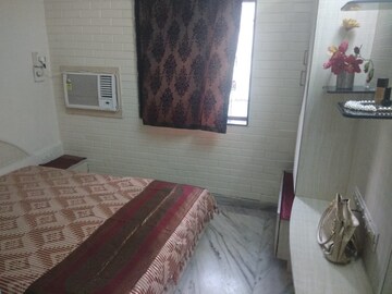 Bedroom in 2 BHK Apartment at Khar West – for Rent